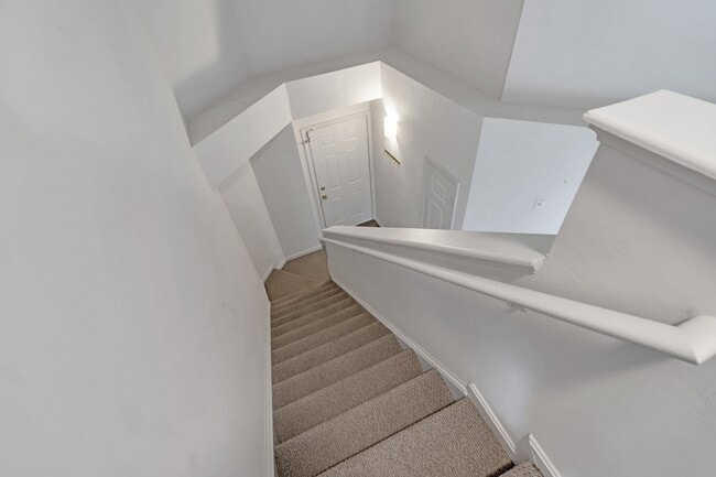 Building Photo - Luxurious 2 Level 2 Bedroom + Den 3 Bathro...