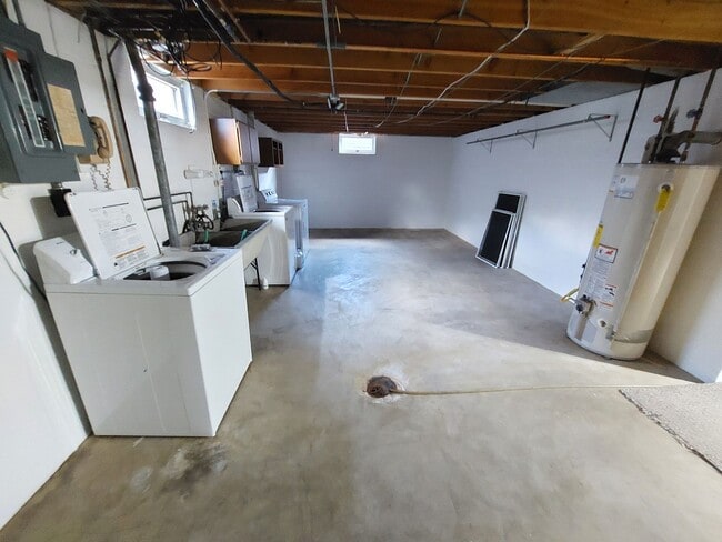 Building Photo - 3 bedroom 1.5 bath brick ranch home with f...