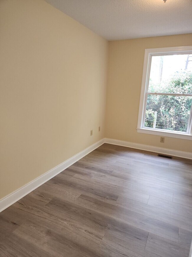 Building Photo - Lovley 3 Bedroom 2 Bath