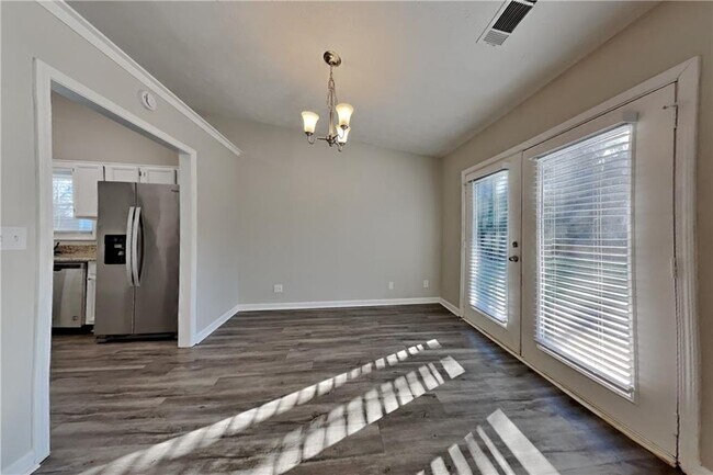 Building Photo - 645 Paris Dr