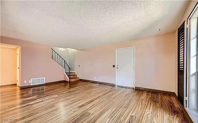 Building Photo - 3045 Pinehurst Dr