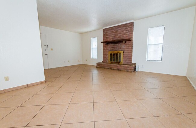 Building Photo - Charming Cul De Sac Home with Fireplace, Central A/C & Garage!