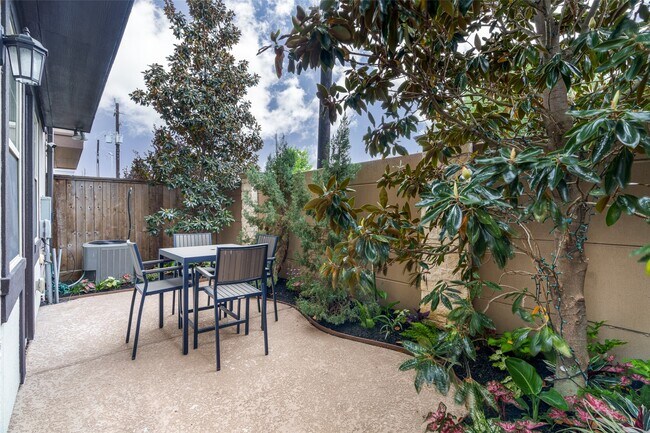 Building Photo - 1303 Edwinstowe Trl
