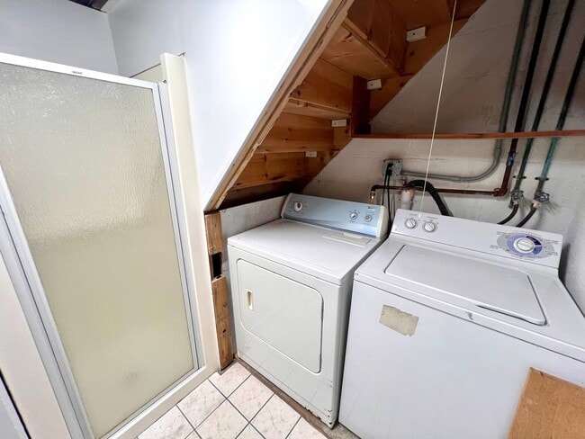 Building Photo - Brentwood - Stunning 3 Bedroom 2 Bathroom ...