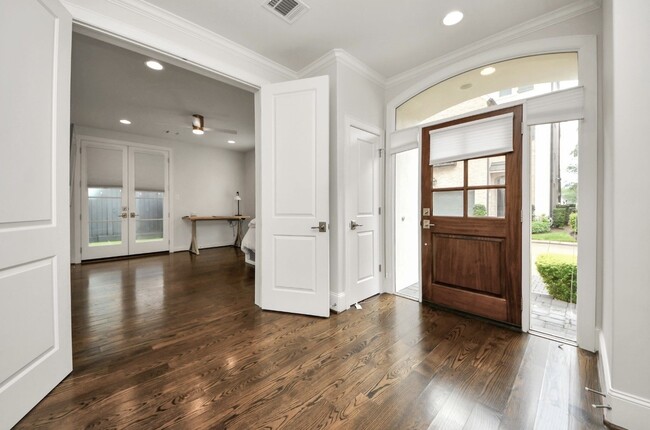 Building Photo - 15623 Broad St