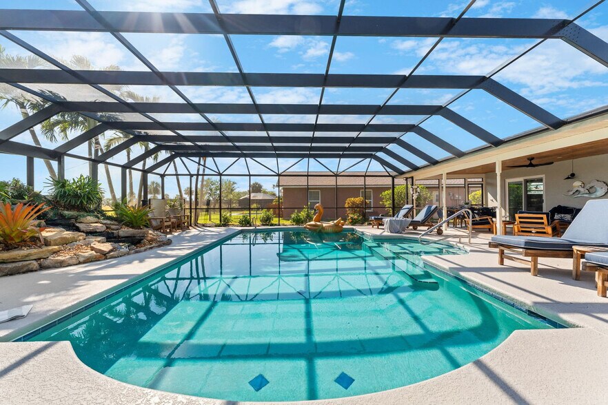 Building Photo - 12 Fairway Dr