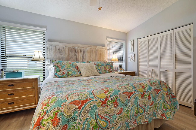 Building Photo - 8071 SE Villa Cir