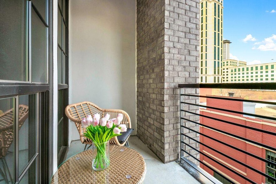 Building Photo - 611 Commerce St