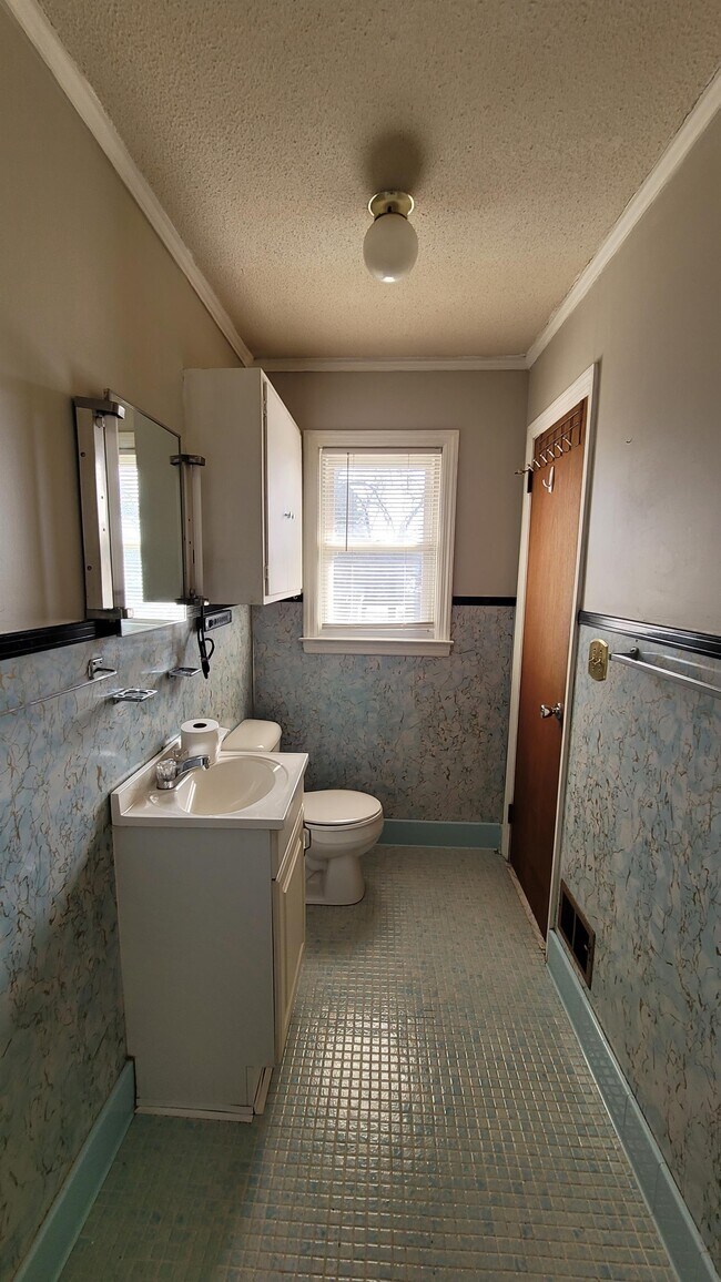Building Photo - 206 Columbia Ave