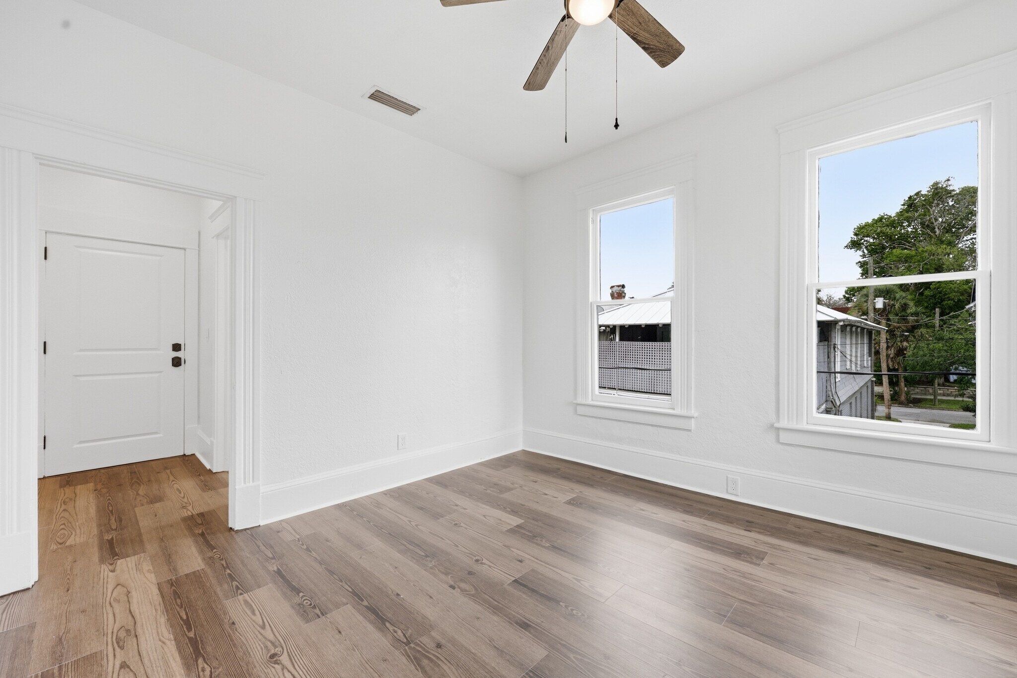 Bedroom/Living Room - 2253 Herschel St