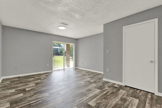 Building Photo - ****1ST MONTH RENT FREE! Beautiful 2 Bedroom 1.5 Bath in Orange City