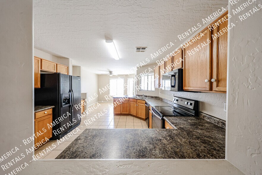 Building Photo - 9202 W MacKenzie Dr
