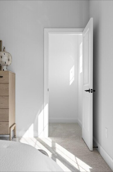 Building Photo - 126 E 19th St