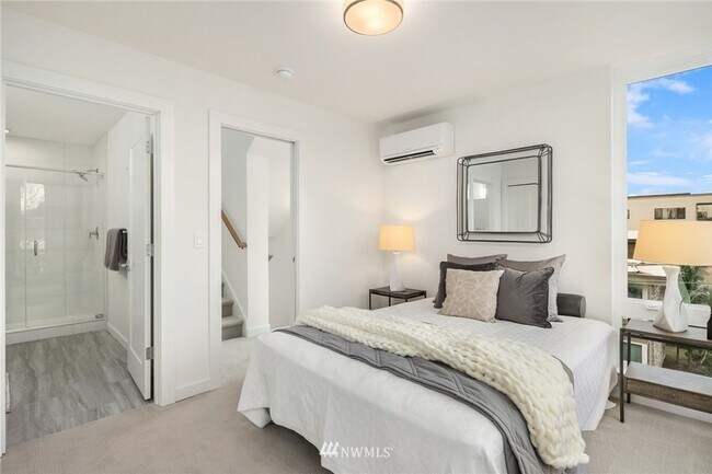 Building Photo - 2Bd/1.75Ba Seattle Townhouse