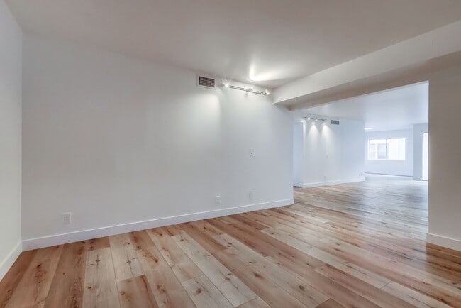 Building Photo - 435 N Oakhurst Dr