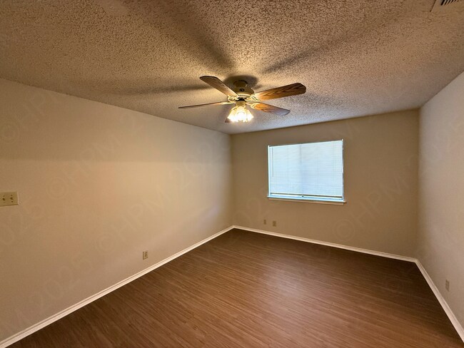 Building Photo - Move-In Special. ½ off the first full month's rent with a 12-month lease.