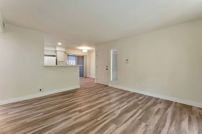 Building Photo - Cozy Ground Floor Condo!