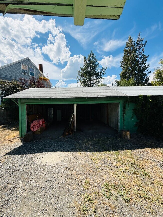 Building Photo - Charming bungalow with off street parking ...