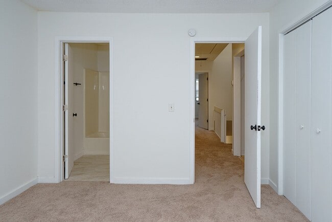 Building Photo - Cozy Two Bedroom Townhouse