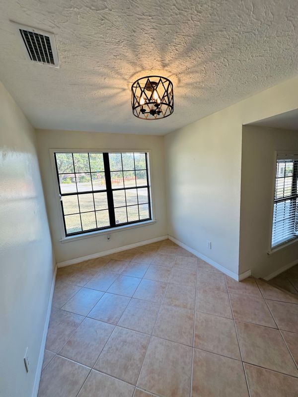 Building Photo - 1904 Delaroche Dr W