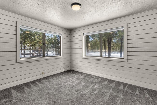 Building Photo - Quiet 3 Bedroom 2 Bathroom House