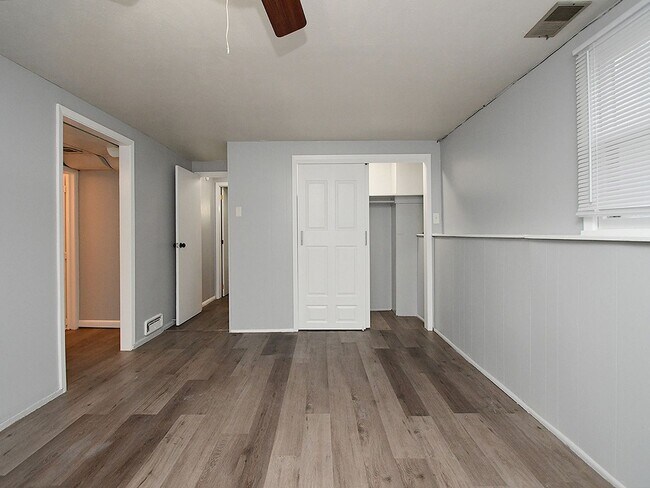 Building Photo - Spacious Living