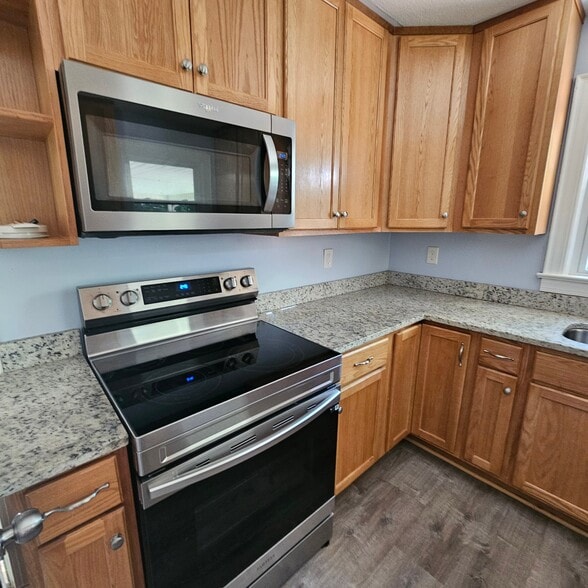 Building Photo - 548 Greenway Dr