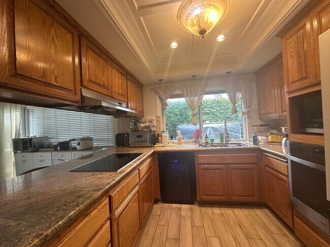 Building Photo - Spacious 4-Bedroom Home for Lease in Desir...