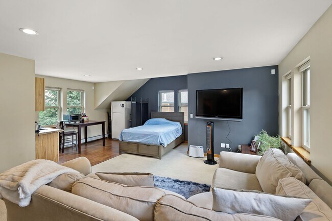 Building Photo - 408 Meadow Ct