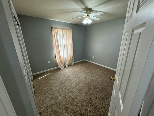 Building Photo - 1364 Milldale Dr