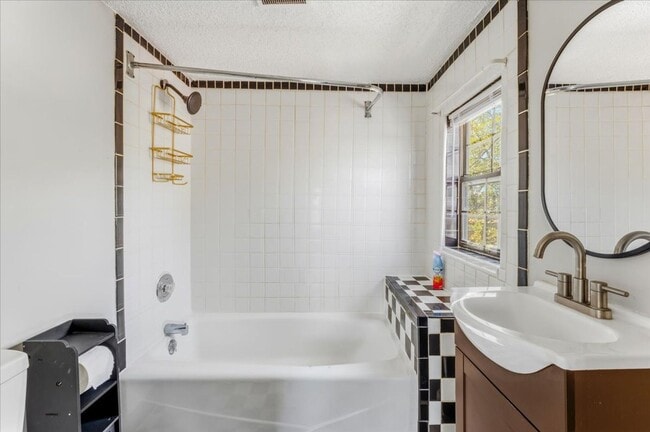 Building Photo - Charming Studio in a Great Location – $1,000/month