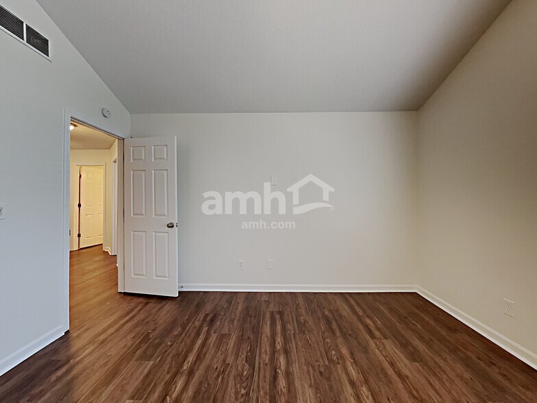 Building Photo - 122 Wallnut Hall Cir