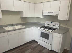 Building Photo - 665 E Iris Dr