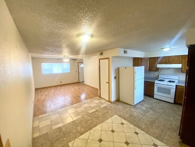 Building Photo - 3bed House with Garage & Fenced in Yard!