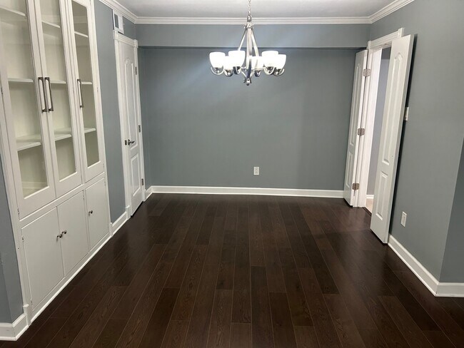 Building Photo - 359 N Post Oak Ln