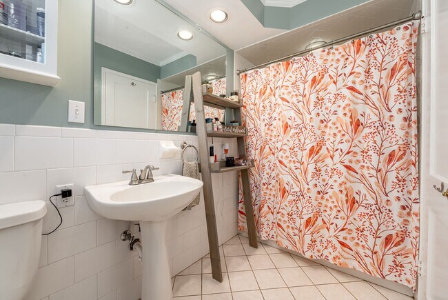 Building Photo - 1633 Sunset Dr