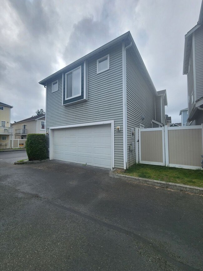 Building Photo - * Gated Community * Newly Remodel 3 bed- 2...