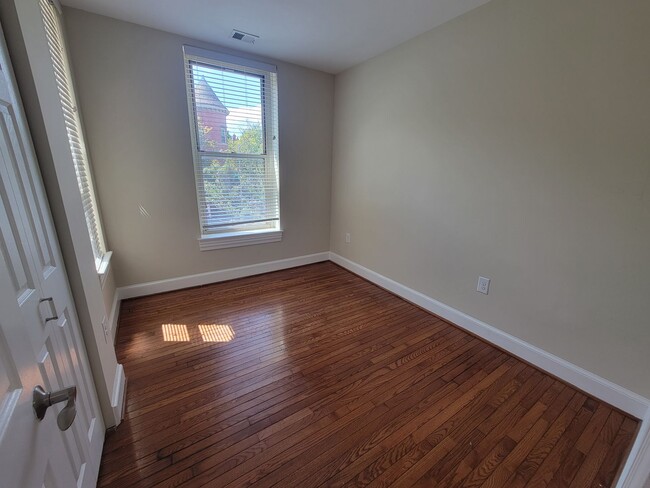 Building Photo - Spacious 2BR, 2BA in the heart of the City...