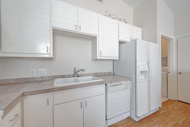 Building Photo - 5723 Larkin St