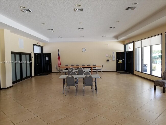 Building Photo - 3401 N Country Club Dr