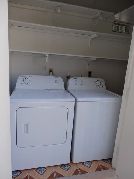 In-unit washer & dryer - 26701 Quail Crk