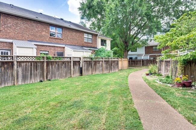 Building Photo - Awesome updated 2BR/1.5BA townhome in Bell...