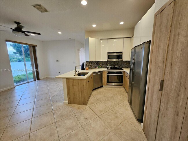 Building Photo - 17046 SW 39th Ct