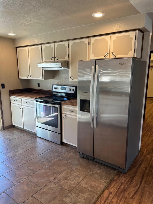Building Photo - Charming 2-Bedroom Duplex in McMinnville