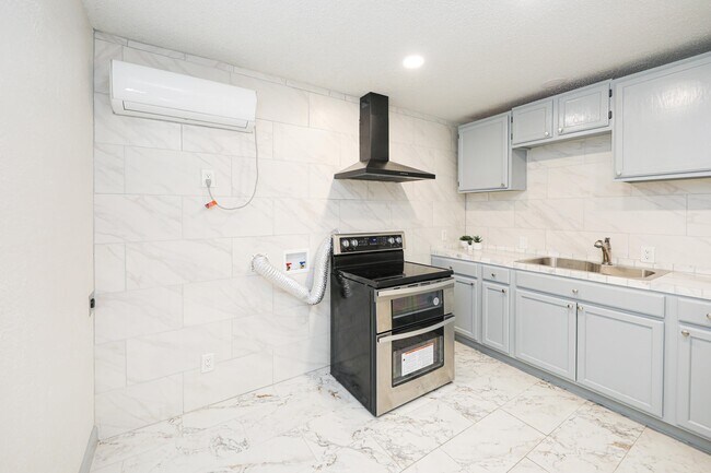 Building Photo - 1920 Madison St