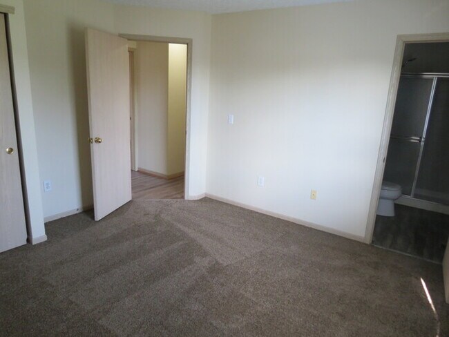 Building Photo - 857 Radbourne Dr