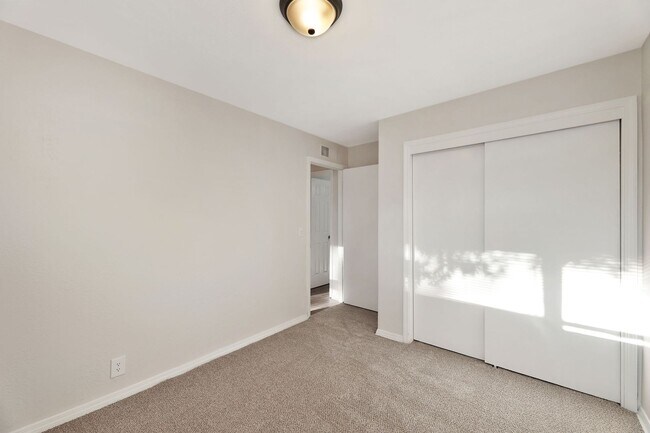 Building Photo - 6020 N E Pk Vw Dr