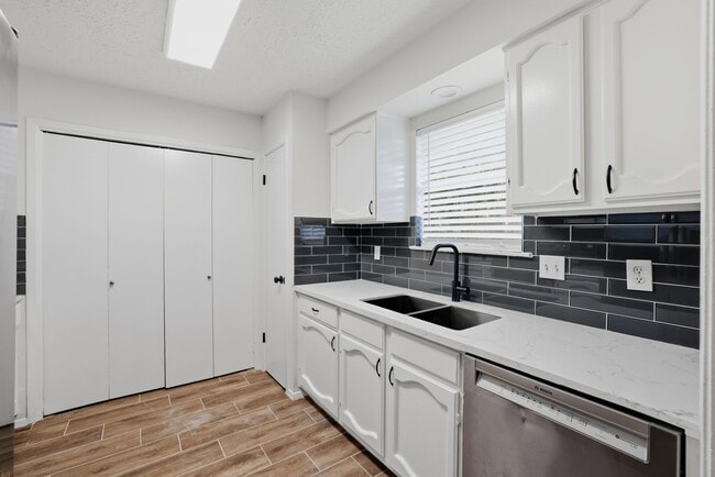 Building Photo - 14230 Montaigne Dr