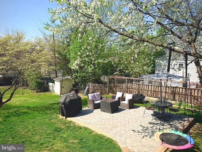 Building Photo - 2916 Meadow Ln