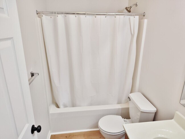 Building Photo - 3 Bed / 2-1/2 Bath Single Family Home